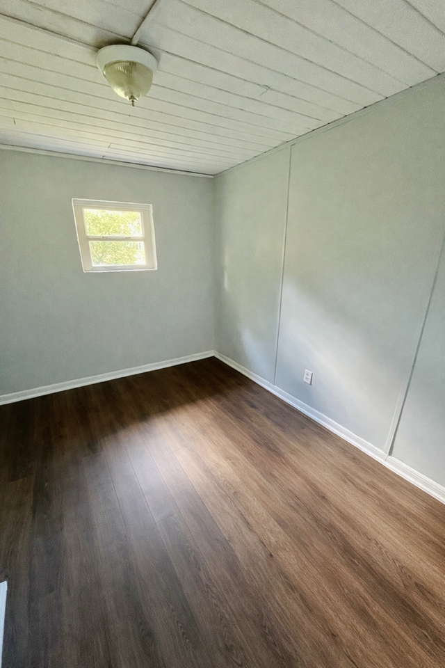 1038 Vine Ln - Photo 2 of 6