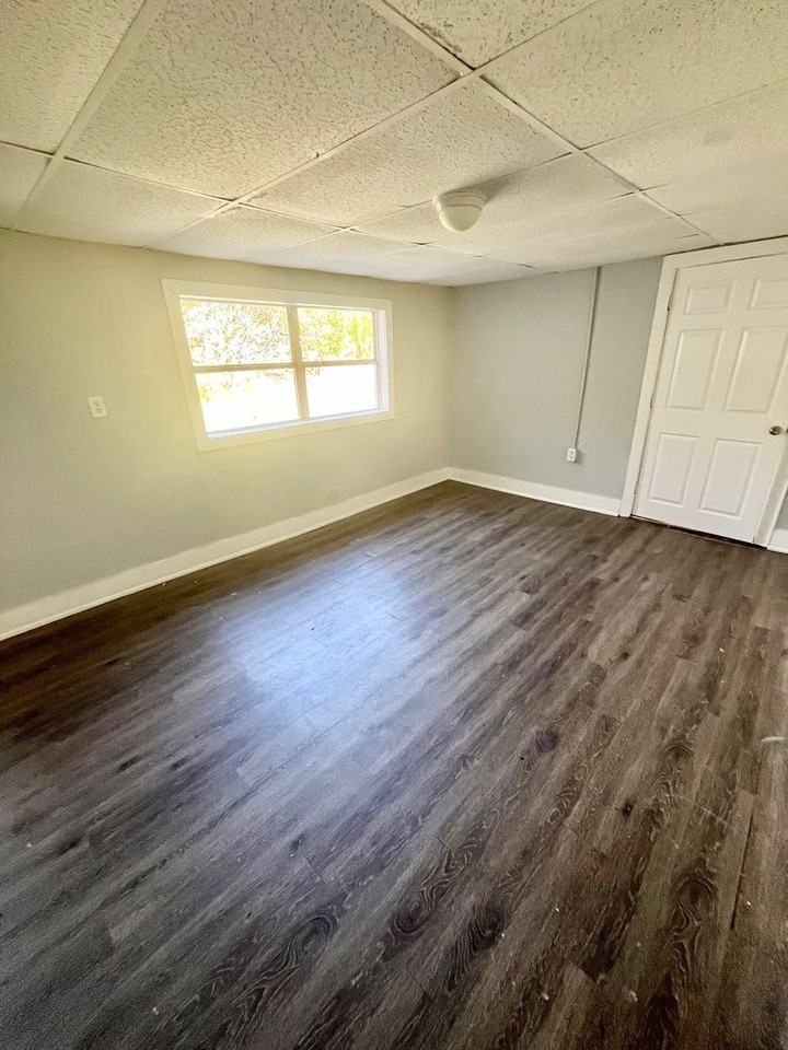 1038 Vine Ln - Photo 4 of 6