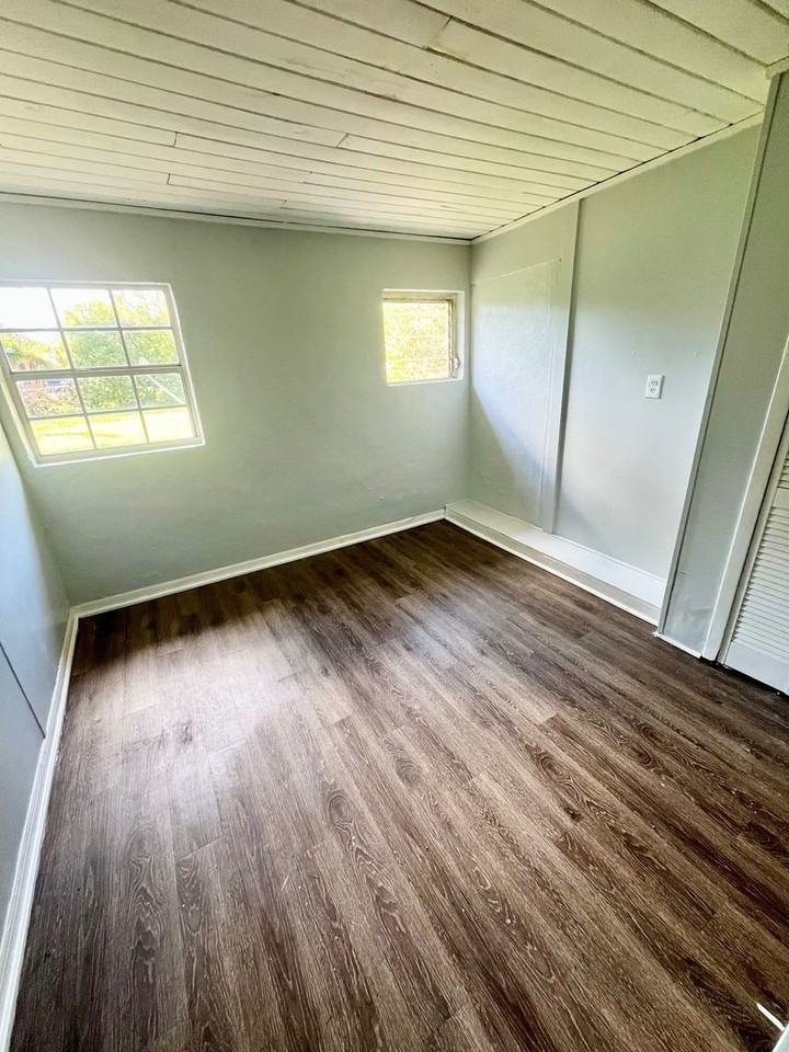 1038 Vine Ln - Photo 5 of 6