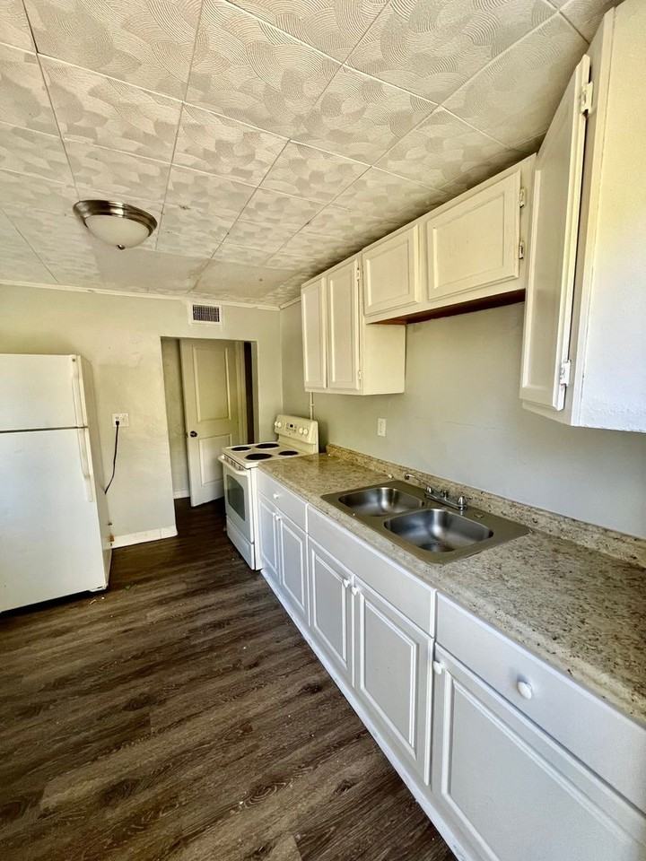 1038 Vine Ln - Photo 6 of 6