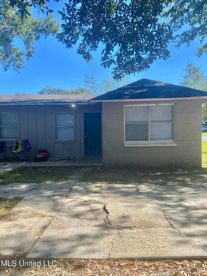 1705 Buena Vista St - Photo 2 of 8