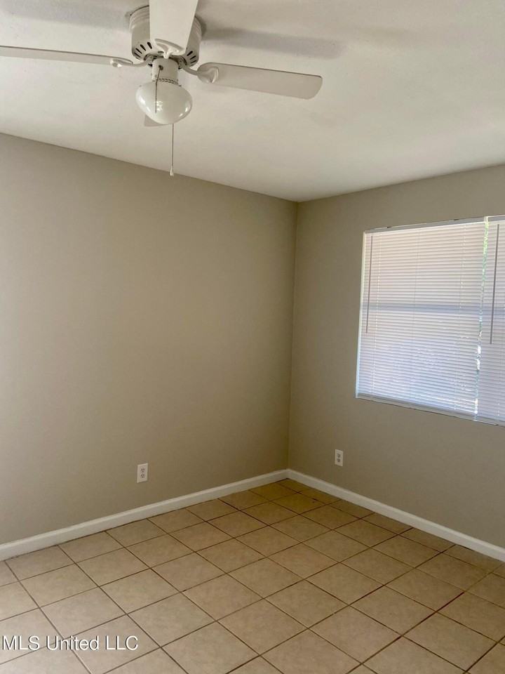 1705 Buena Vista St - Photo 3 of 8