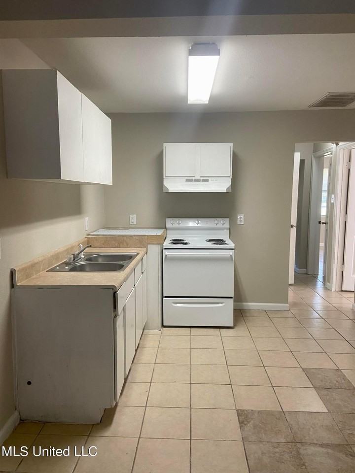 1705 Buena Vista St - Photo 4 of 8