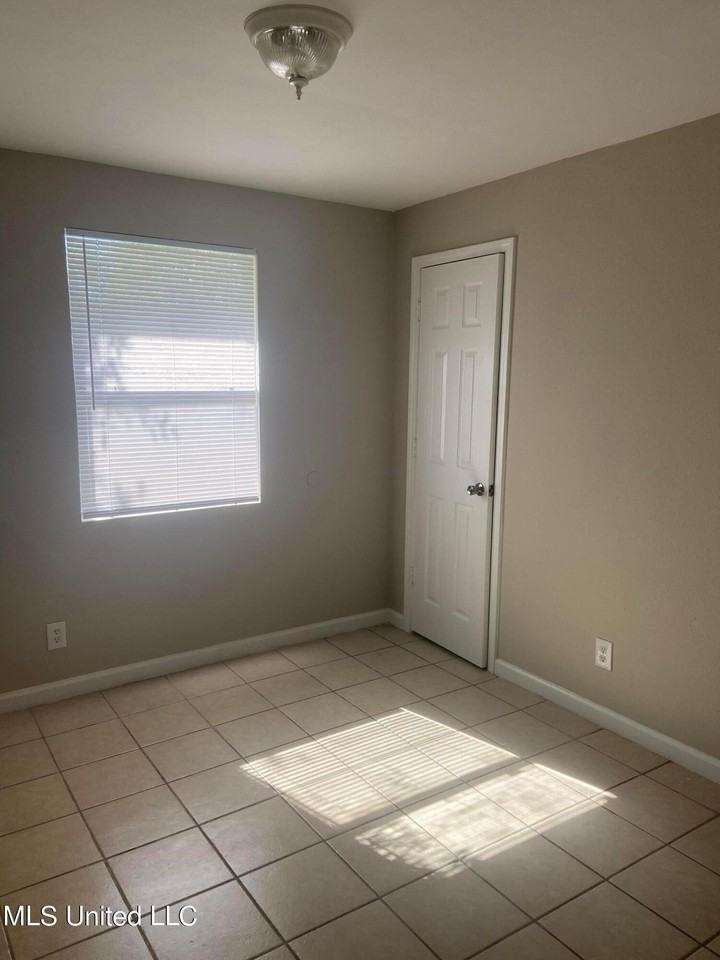 1705 Buena Vista St - Photo 6 of 8