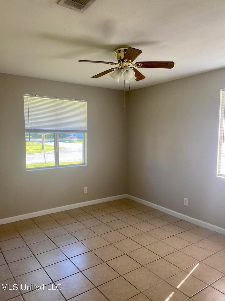 1705 Buena Vista St - Photo 7 of 8