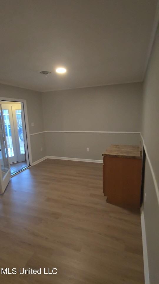 1650 Hickory Dr - Photo 3 of 13