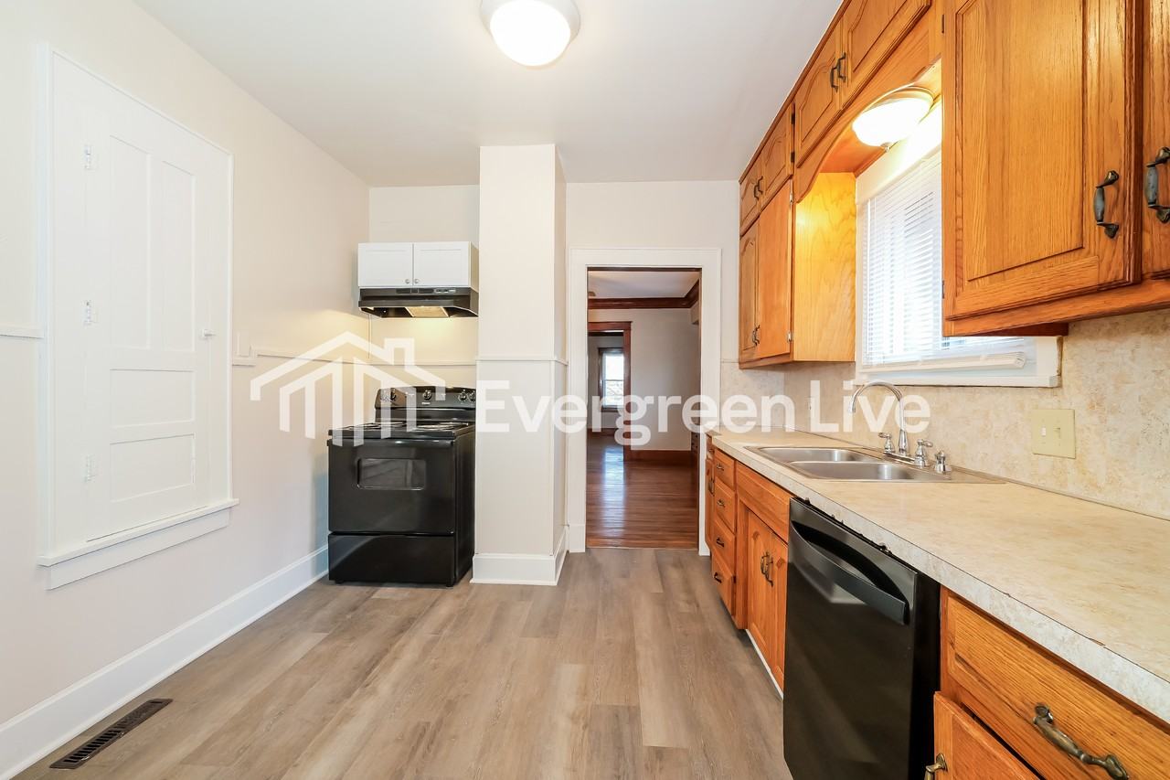 1420 S 33rd St - Photo 5 of 15