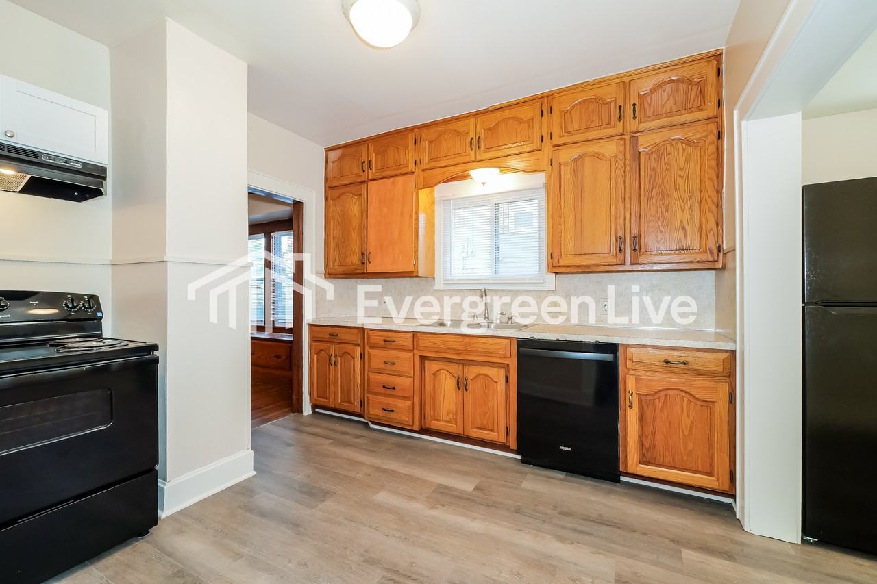 1420 S 33rd St - Photo 6 of 15