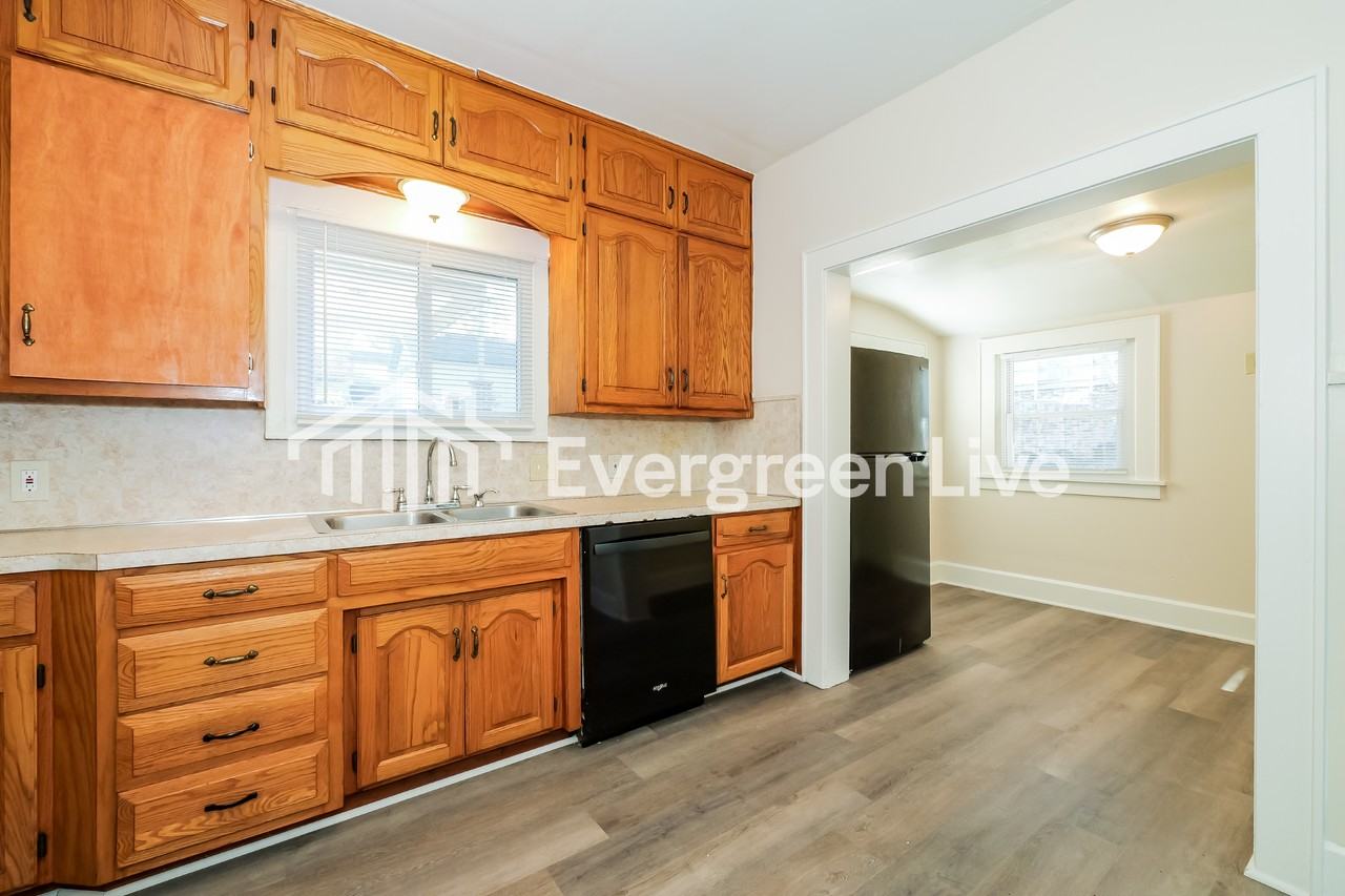 1420 S 33rd St - Photo 7 of 15