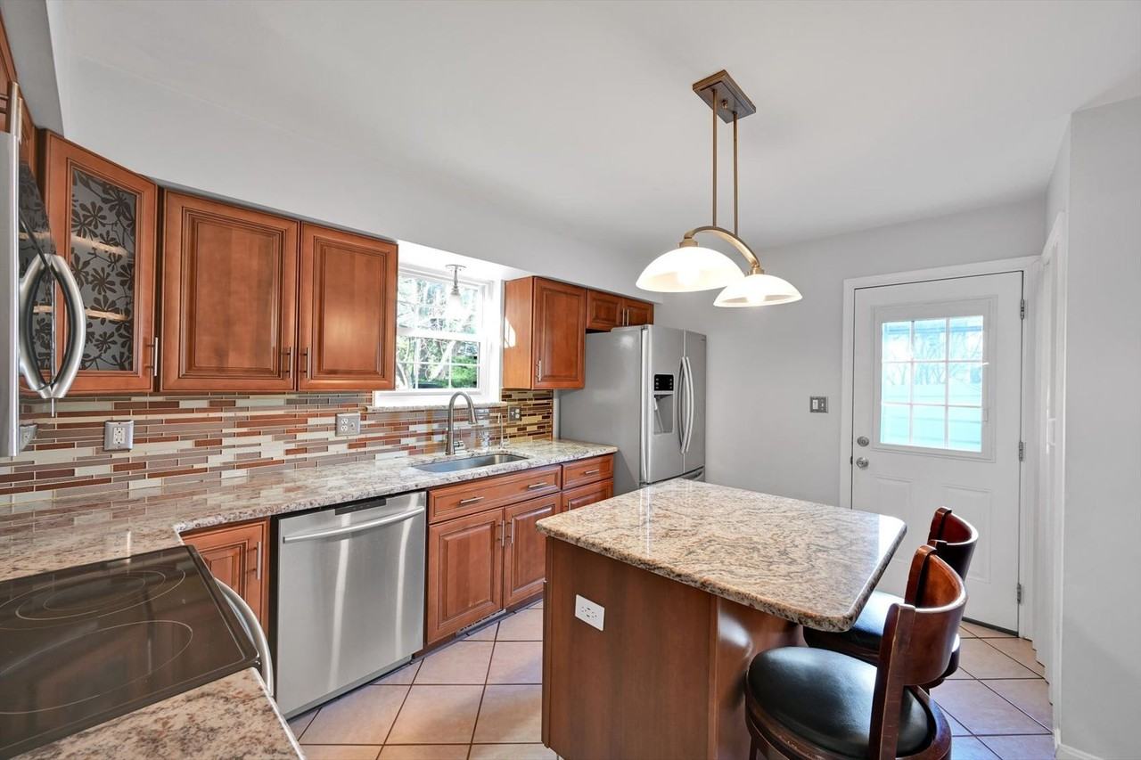 412 Larkspur Loop - Photo 3 of 28