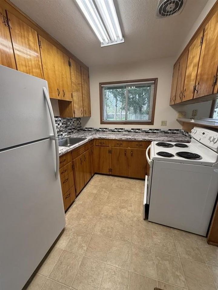 163 Ne Lincoln Ct - Photo 3 of 11