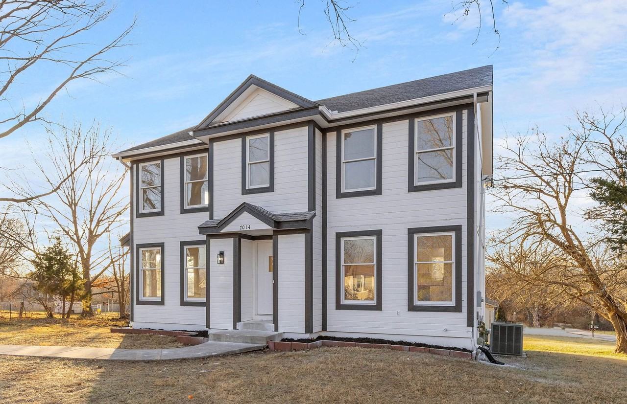 7014 N Brookside Rd - Photo 2 of 46