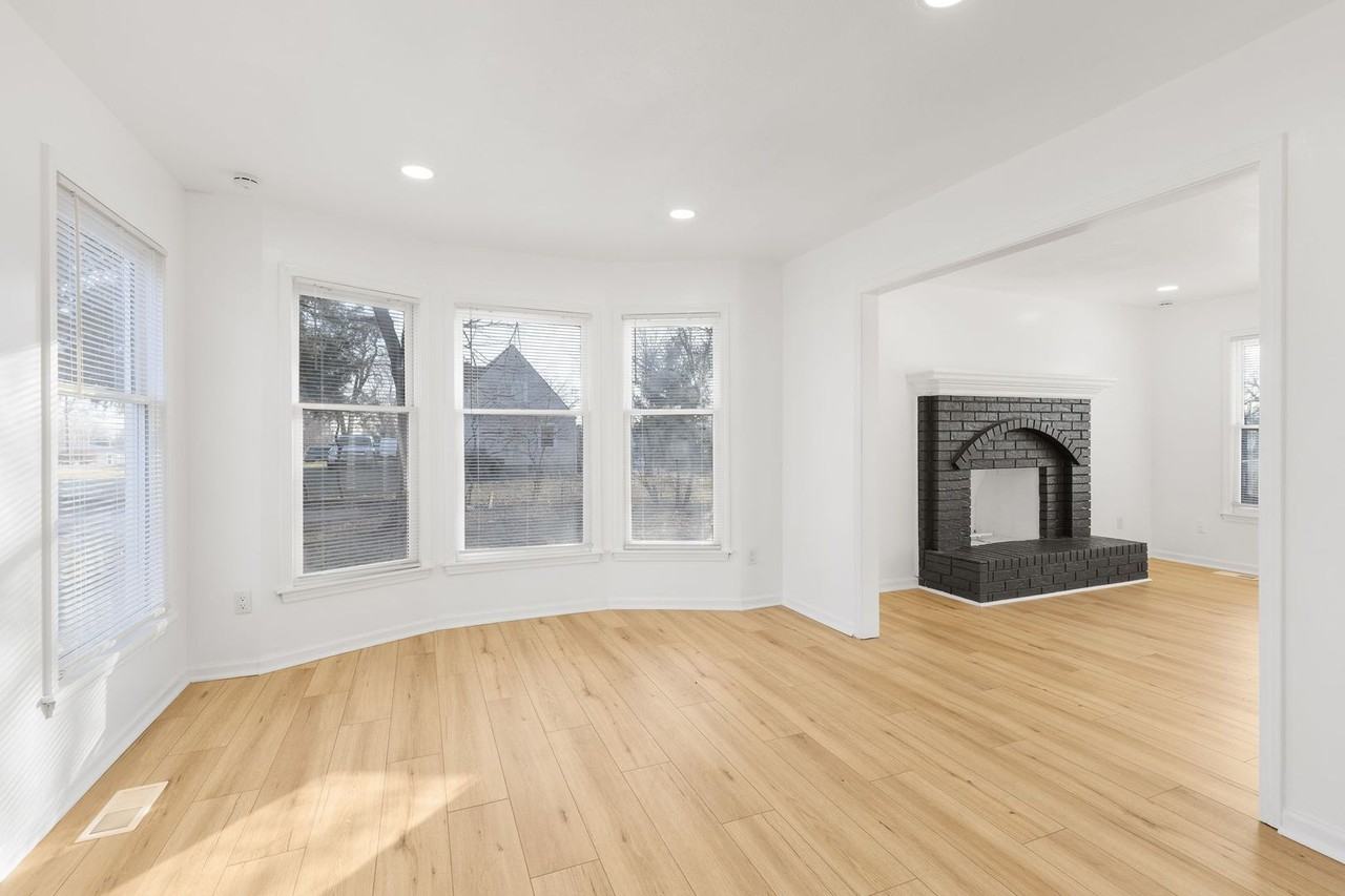 7014 N Brookside Rd - Photo 3 of 46