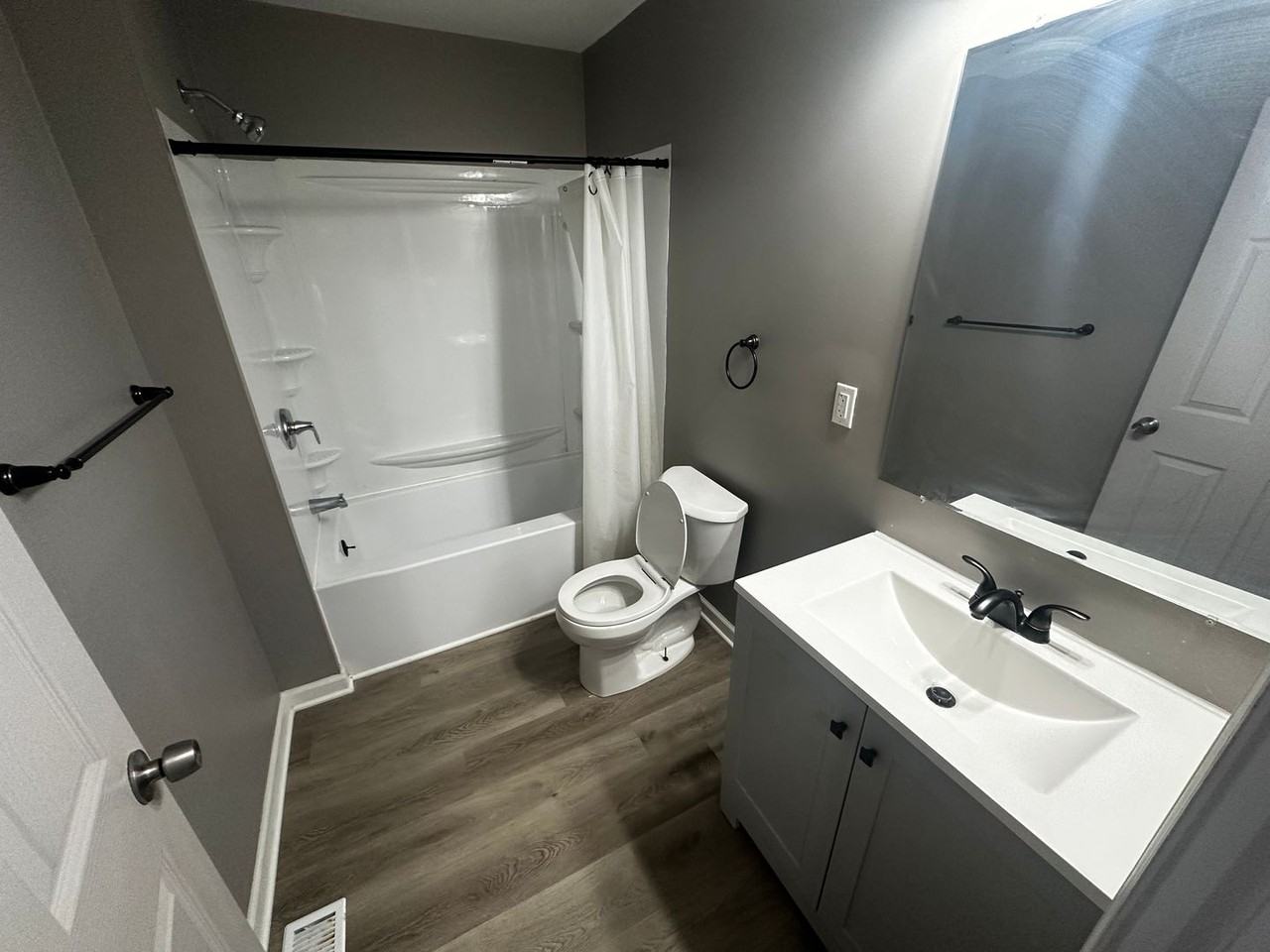 5311 Halsey St - Photo 4 of 9