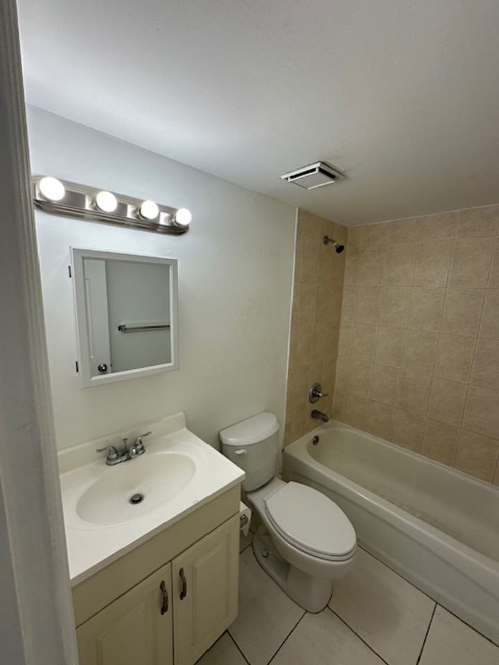 1095 W 77 St Hialeah, FL 33014 - Photo 7 of 21
