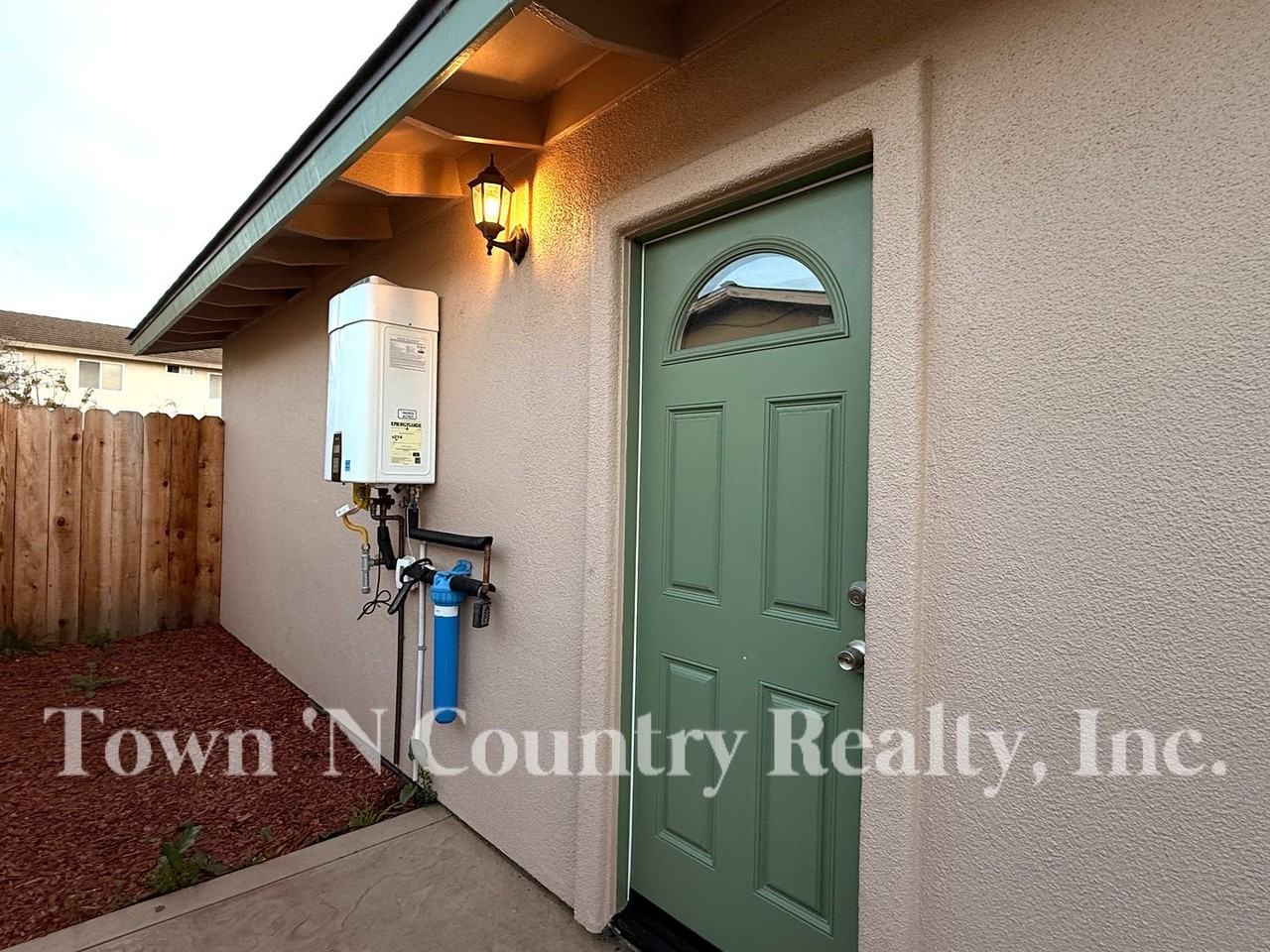 1687 Siskiyou Dr #A - Photo 2 of 7