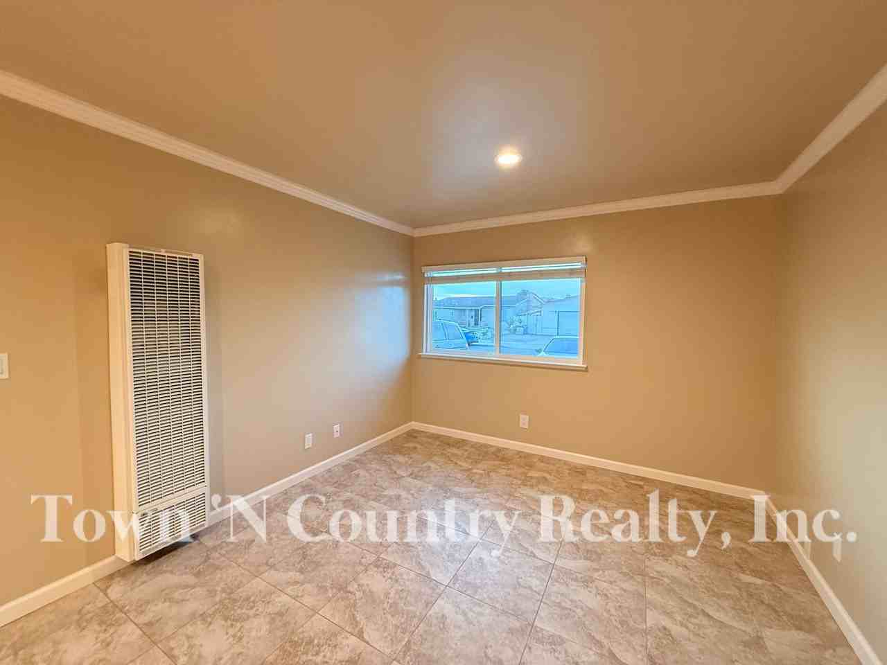 1687 Siskiyou Dr #A - Photo 3 of 7