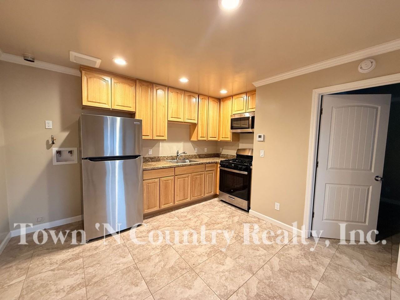 1687 Siskiyou Dr #A - Photo 4 of 7