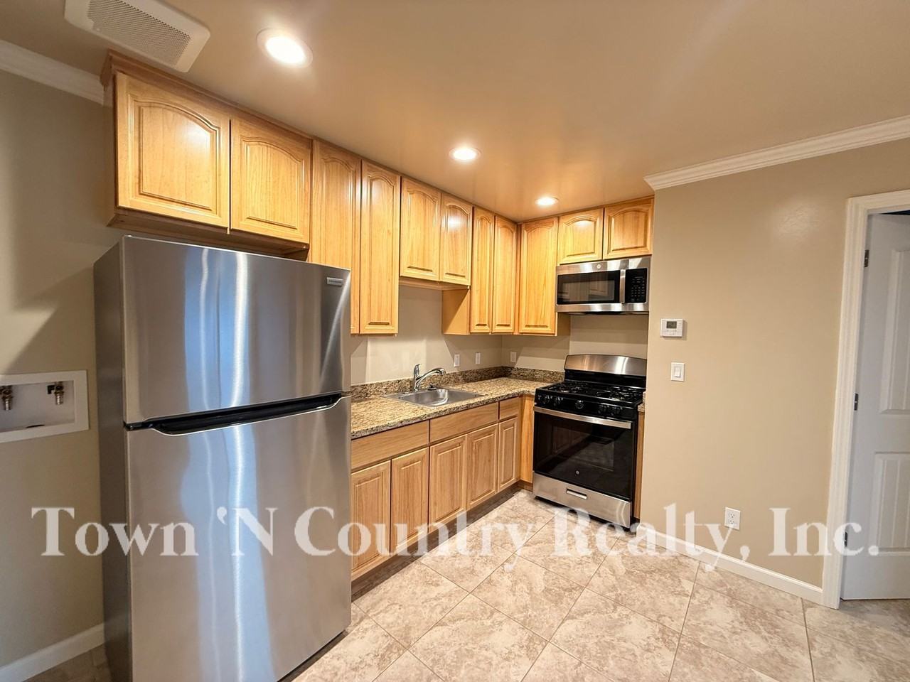 1687 Siskiyou Dr #A - Photo 5 of 7