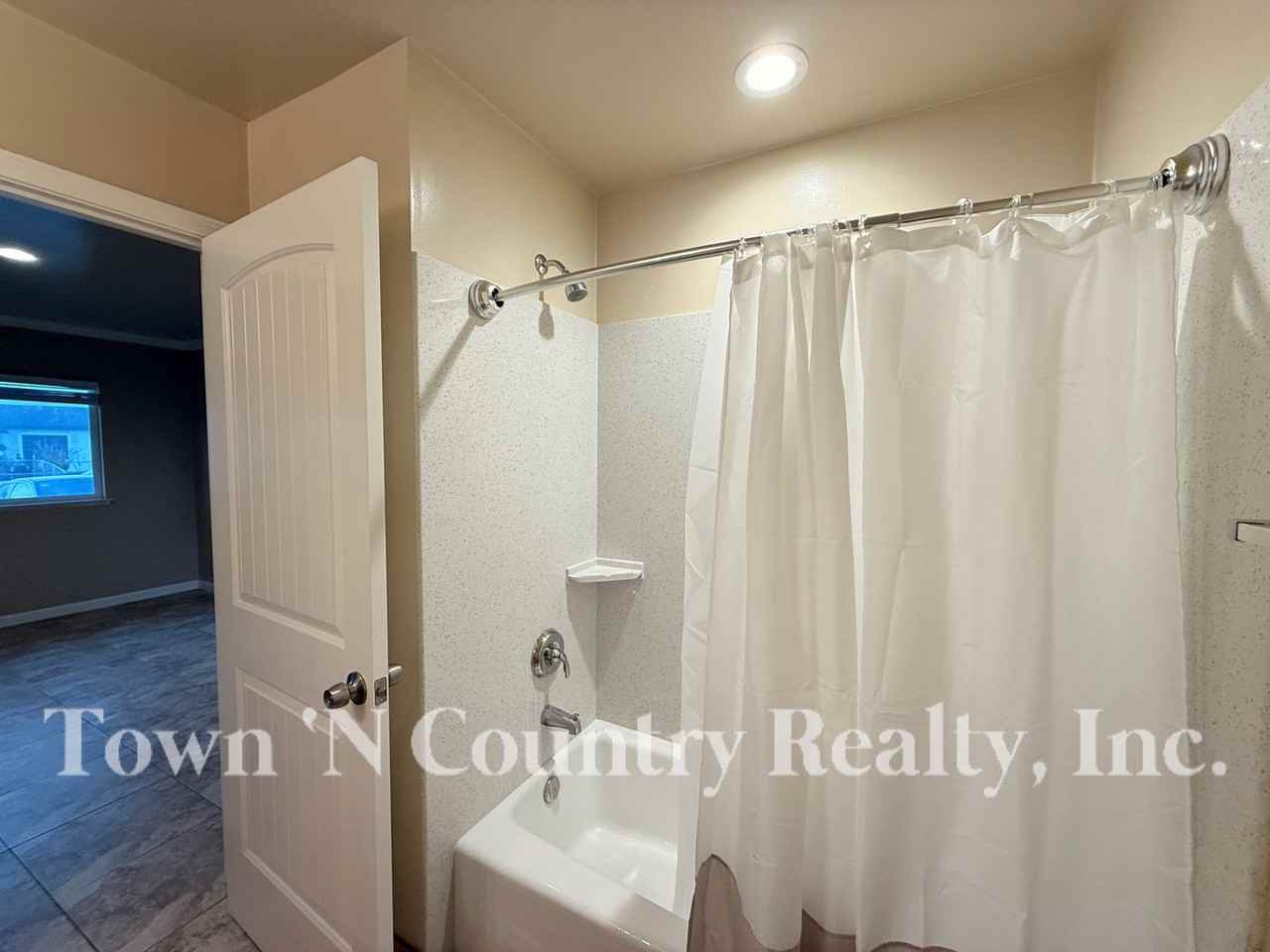 1687 Siskiyou Dr #A - Photo 7 of 7