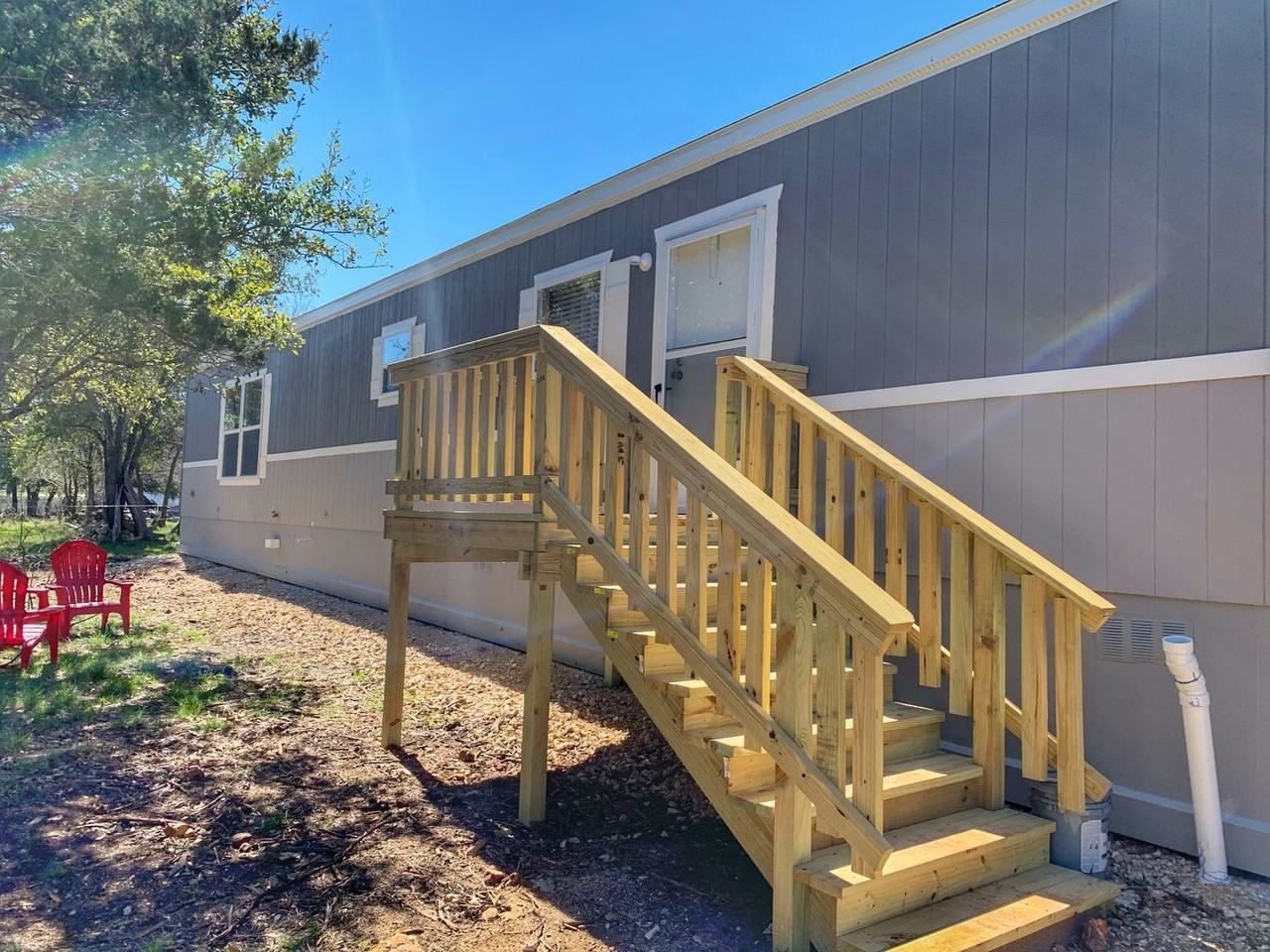 185 Lakeshore Ln - Photo 2 of 9