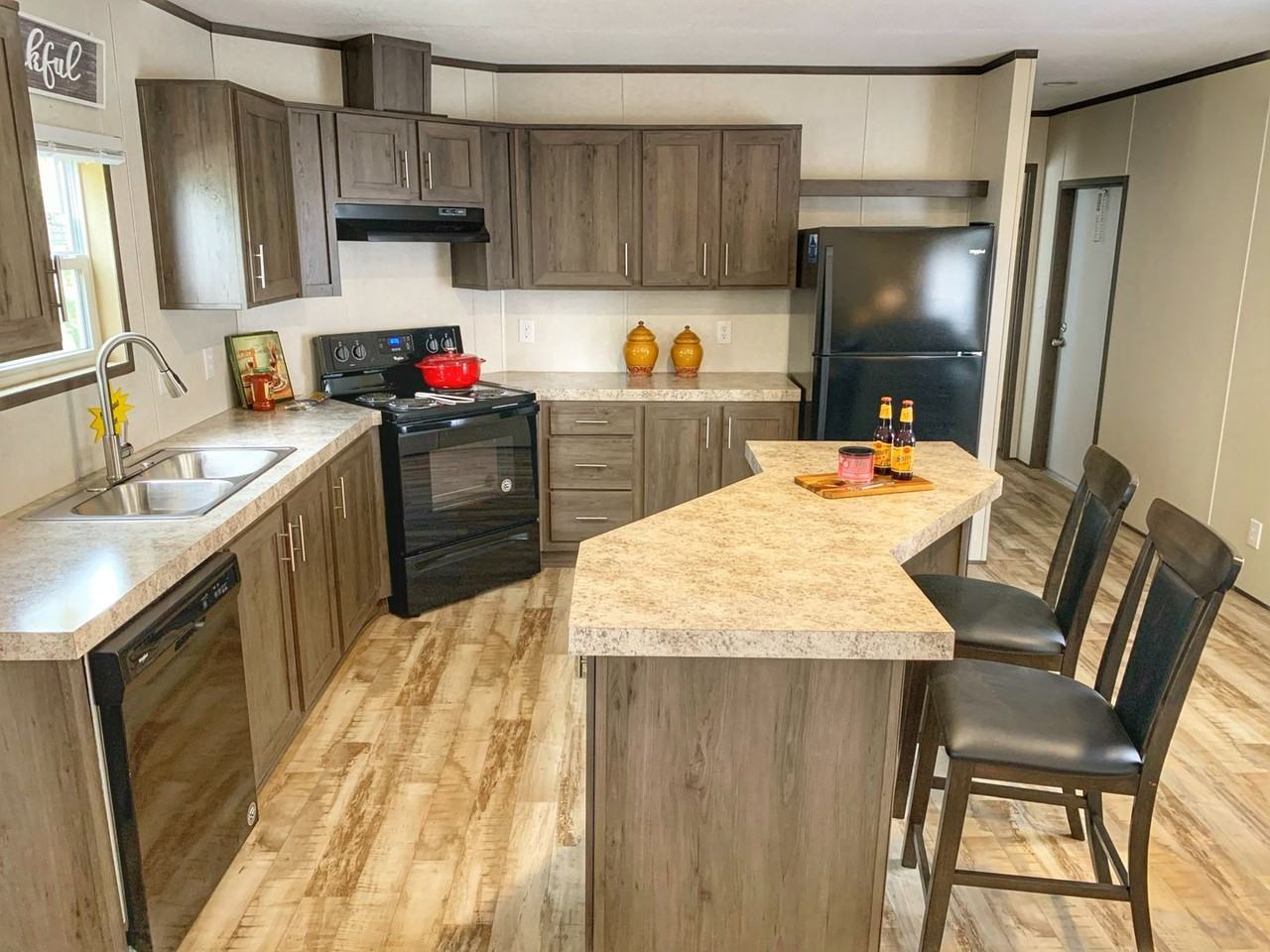 185 Lakeshore Ln - Photo 3 of 9