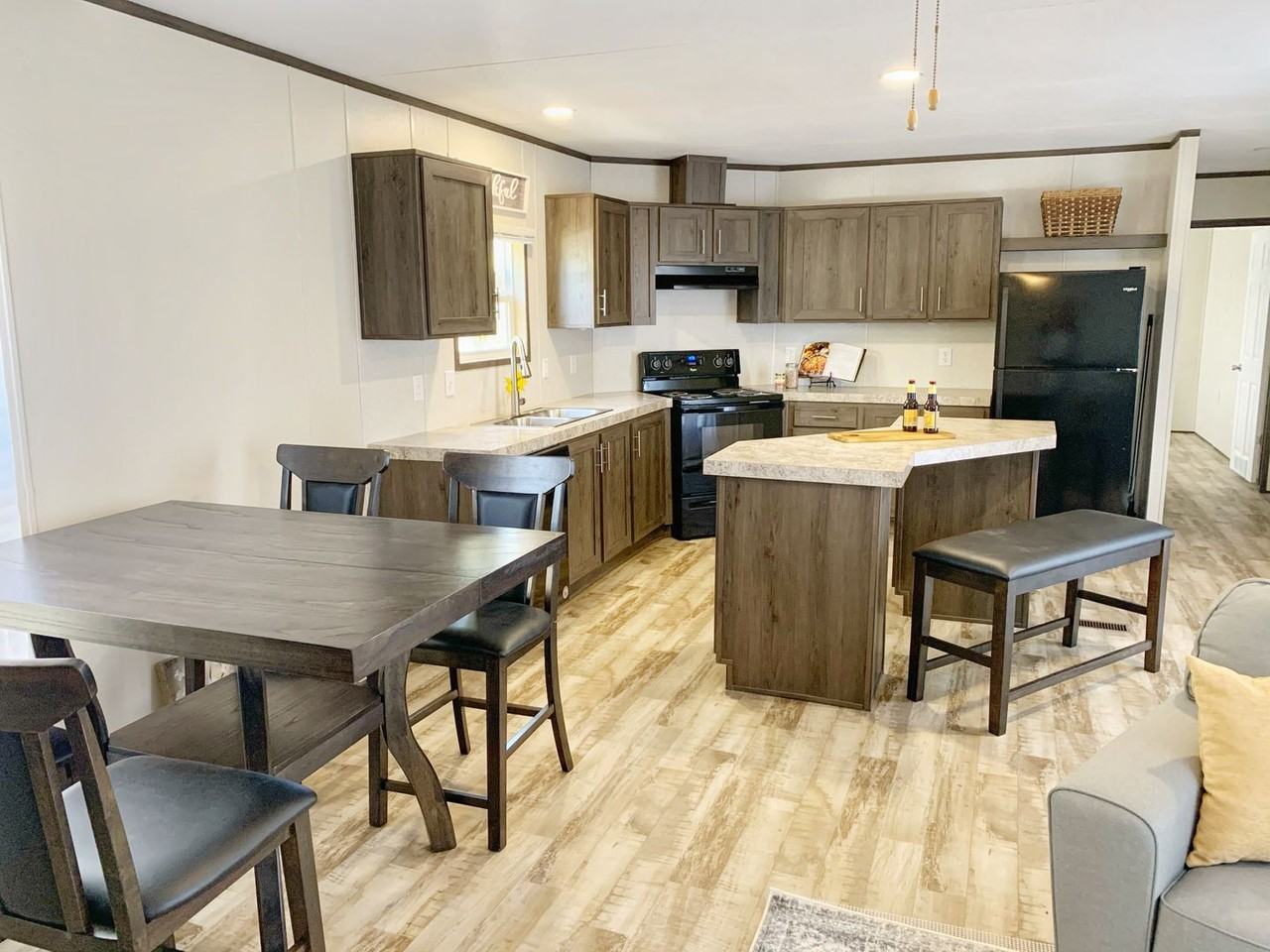 185 Lakeshore Ln - Photo 4 of 9