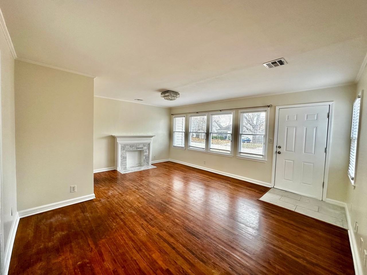 425 S Quebec Ave - Photo 2 of 10