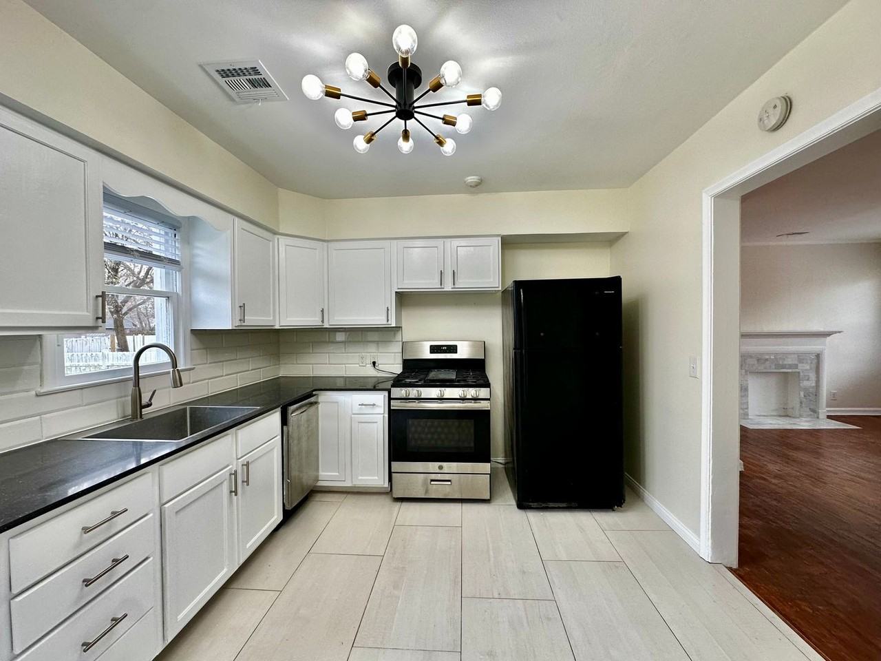 425 S Quebec Ave - Photo 4 of 10