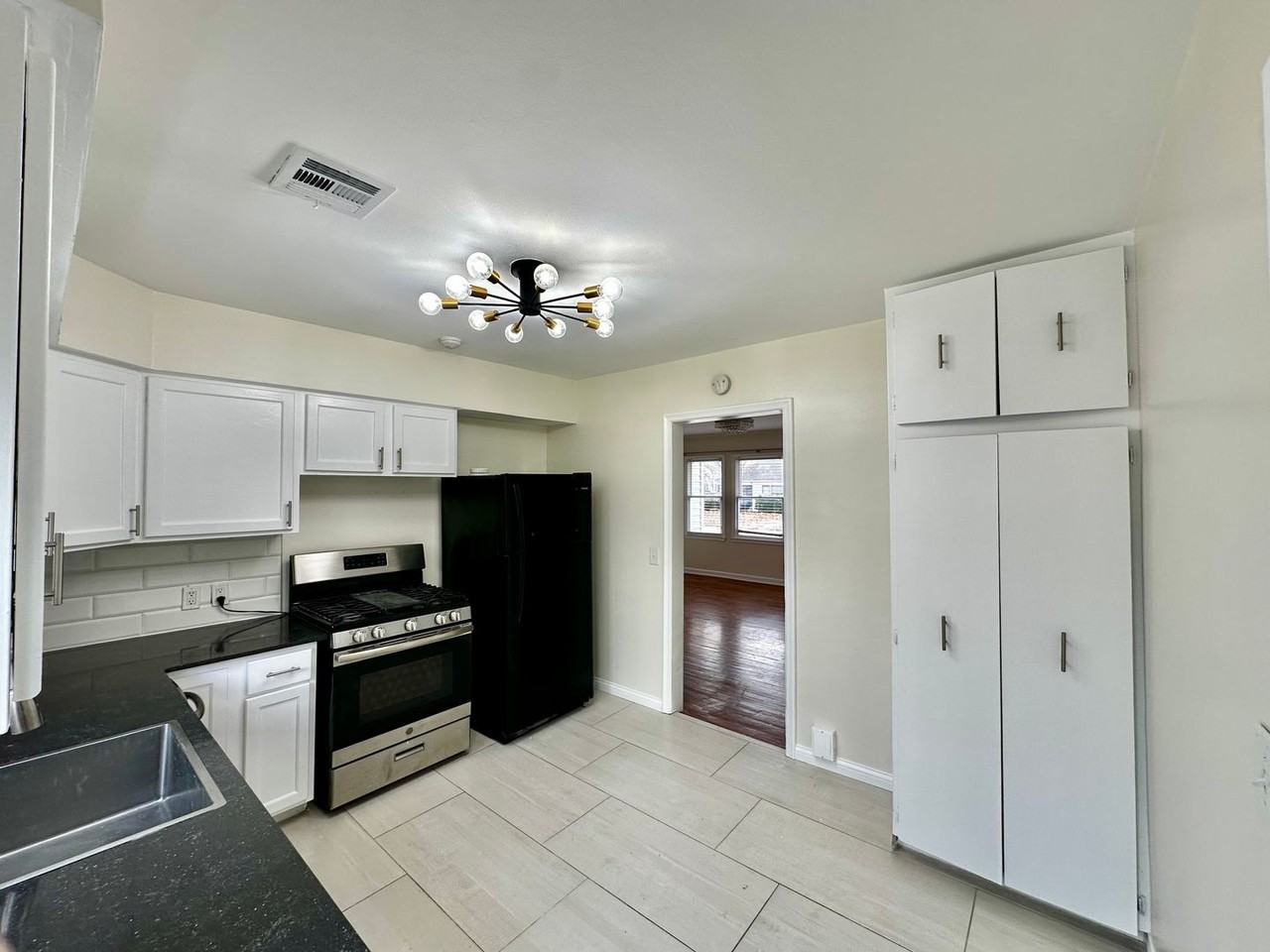 425 S Quebec Ave - Photo 5 of 10