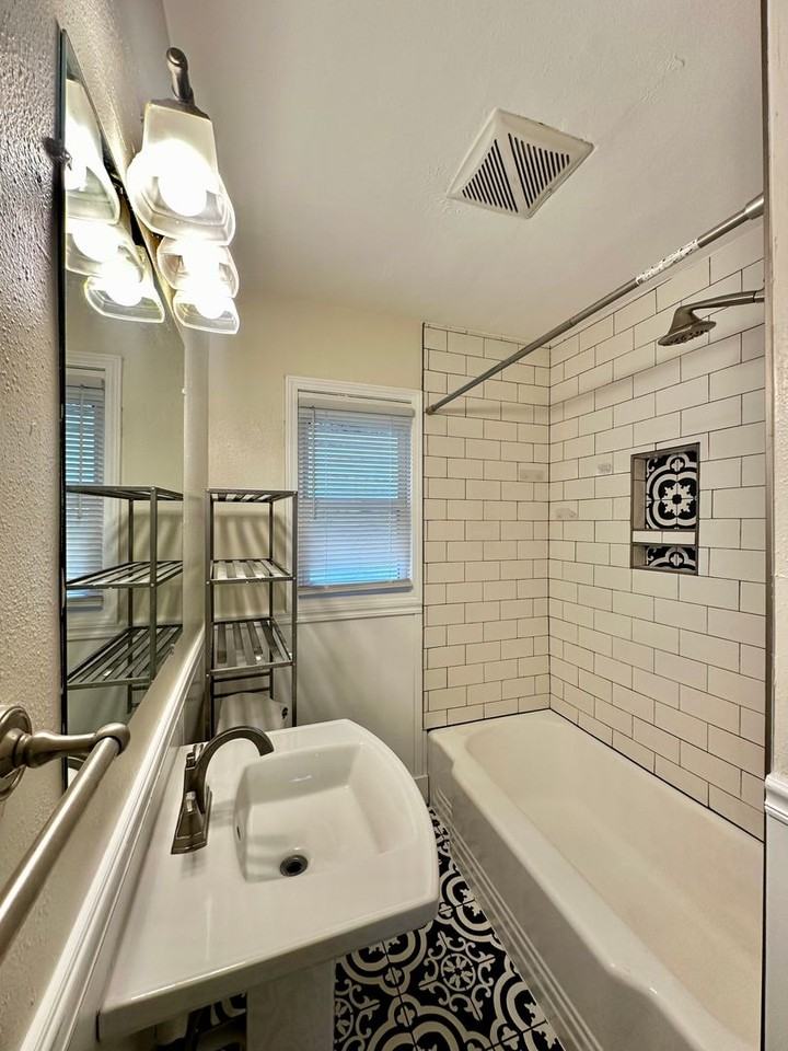 425 S Quebec Ave - Photo 7 of 10