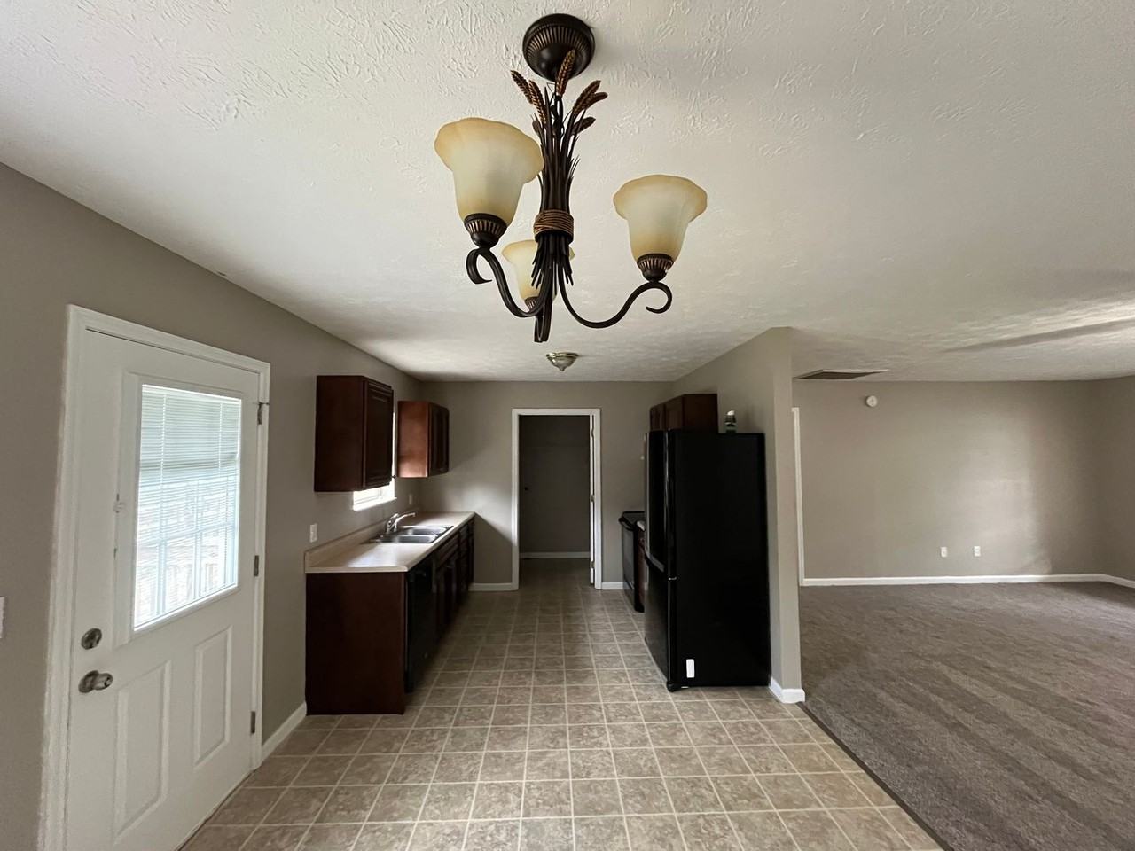 943 E Highland St - Photo 5 of 15