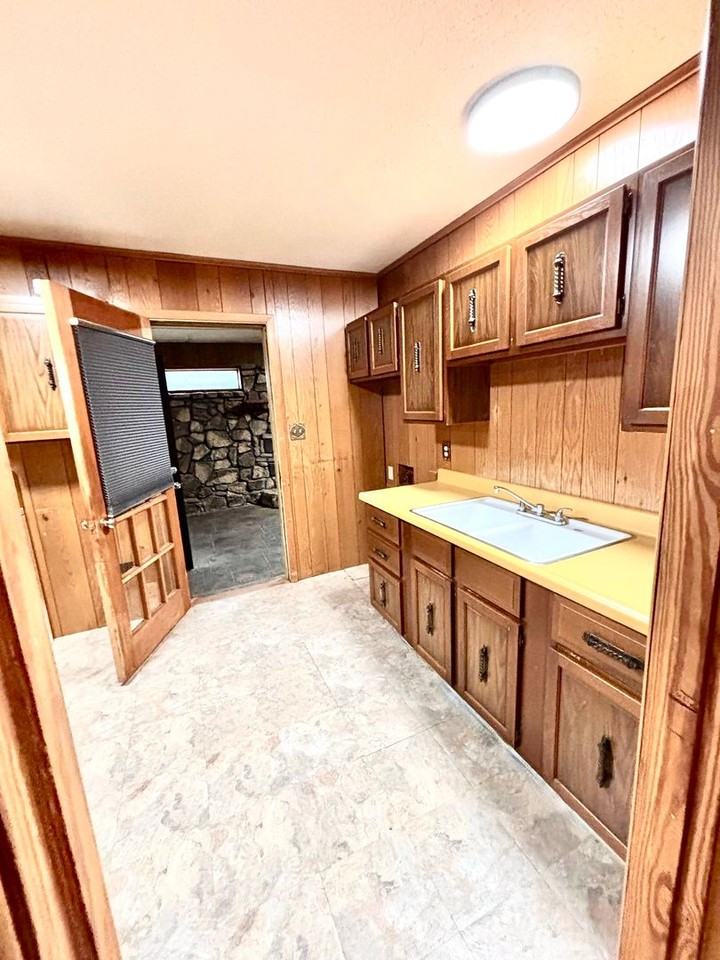 732 Crest Dr - Photo 2 of 11