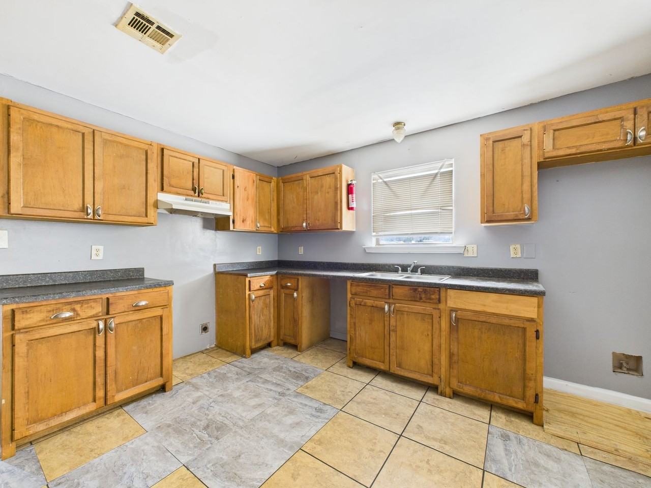 615 Walker Rd - Photo 6 of 18