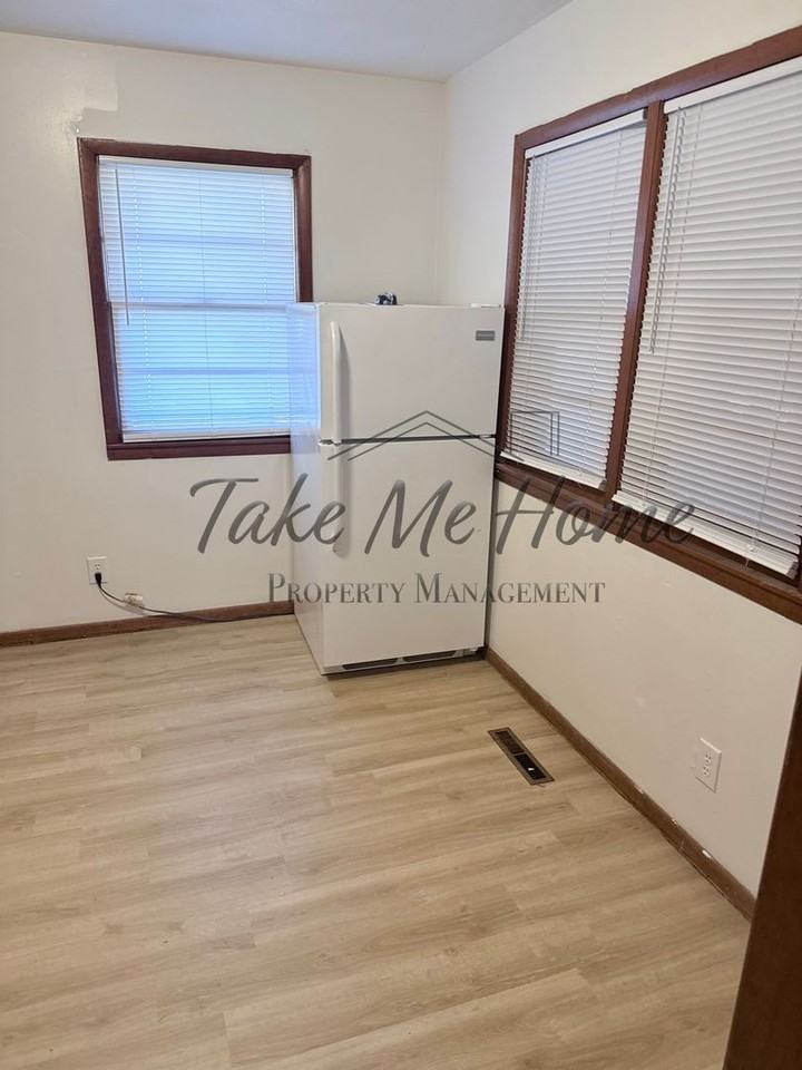 526 N Lone Pine Ave #C - Photo 3 of 12