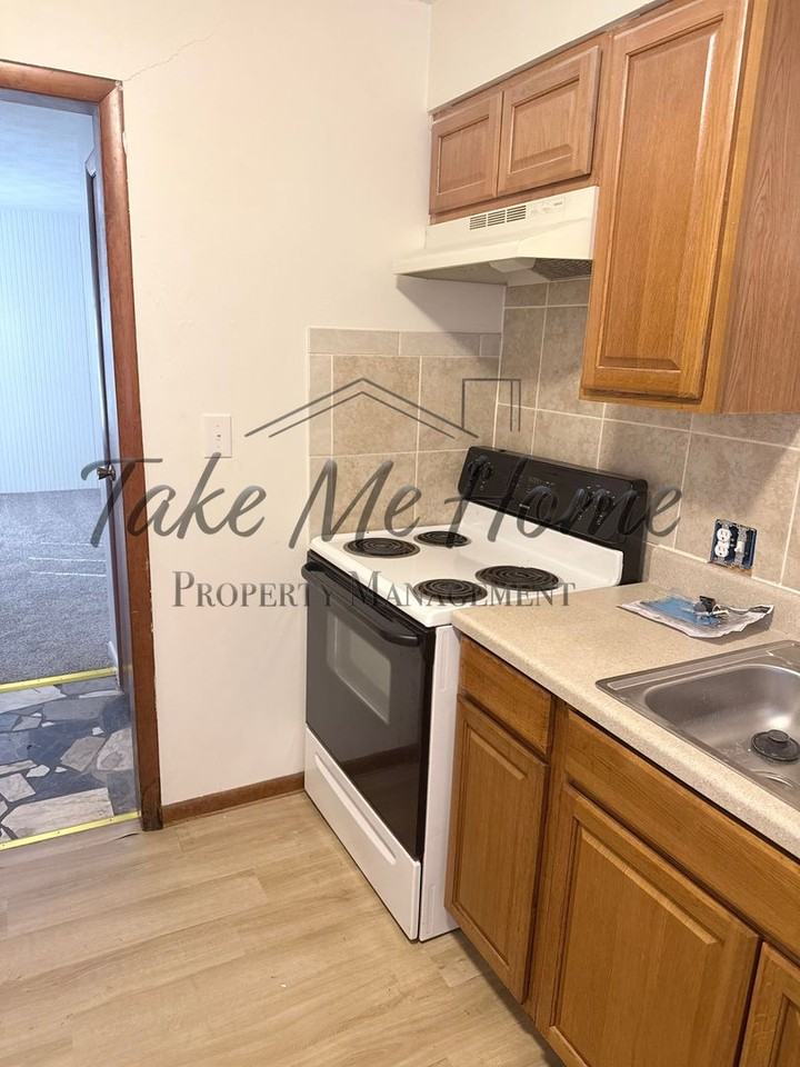 526 N Lone Pine Ave #C - Photo 5 of 12