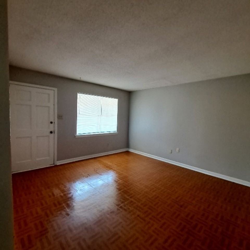 3286 Sandy Springs Dr - Photo 2 of 10