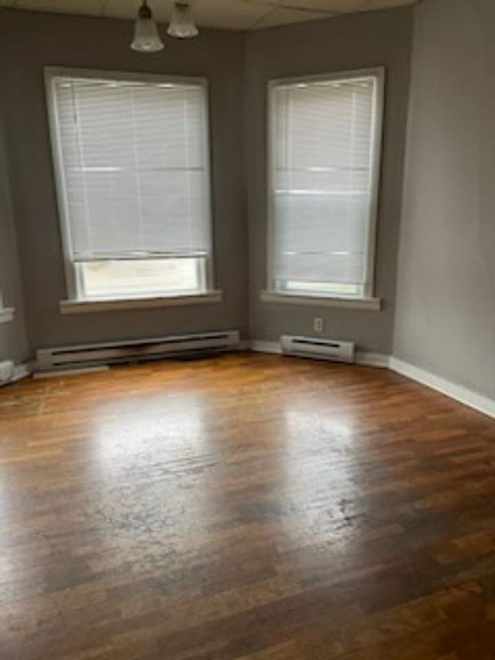 304 W Eureka St - Photo 2 of 6