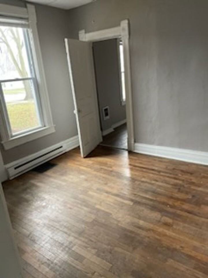 304 W Eureka St - Photo 3 of 6