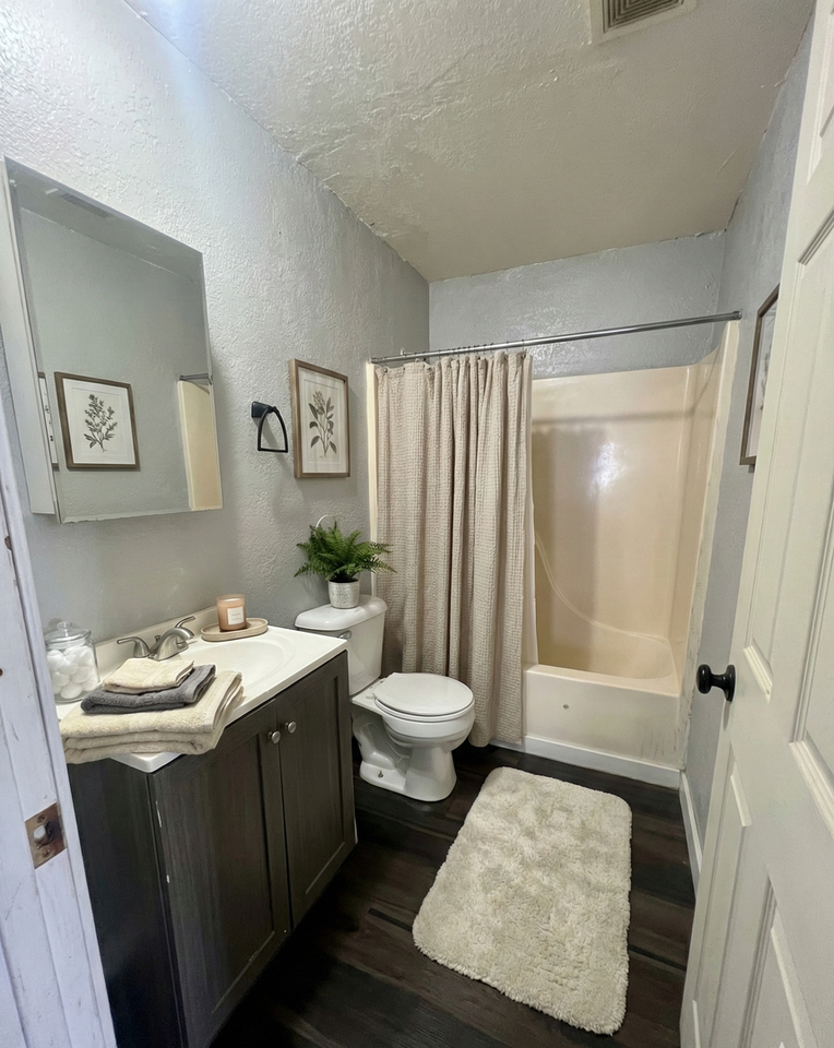 709 W 3rd St - Photo 3 of 9