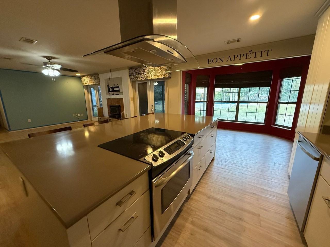 2134 Hollyhill Rd - Photo 7 of 30