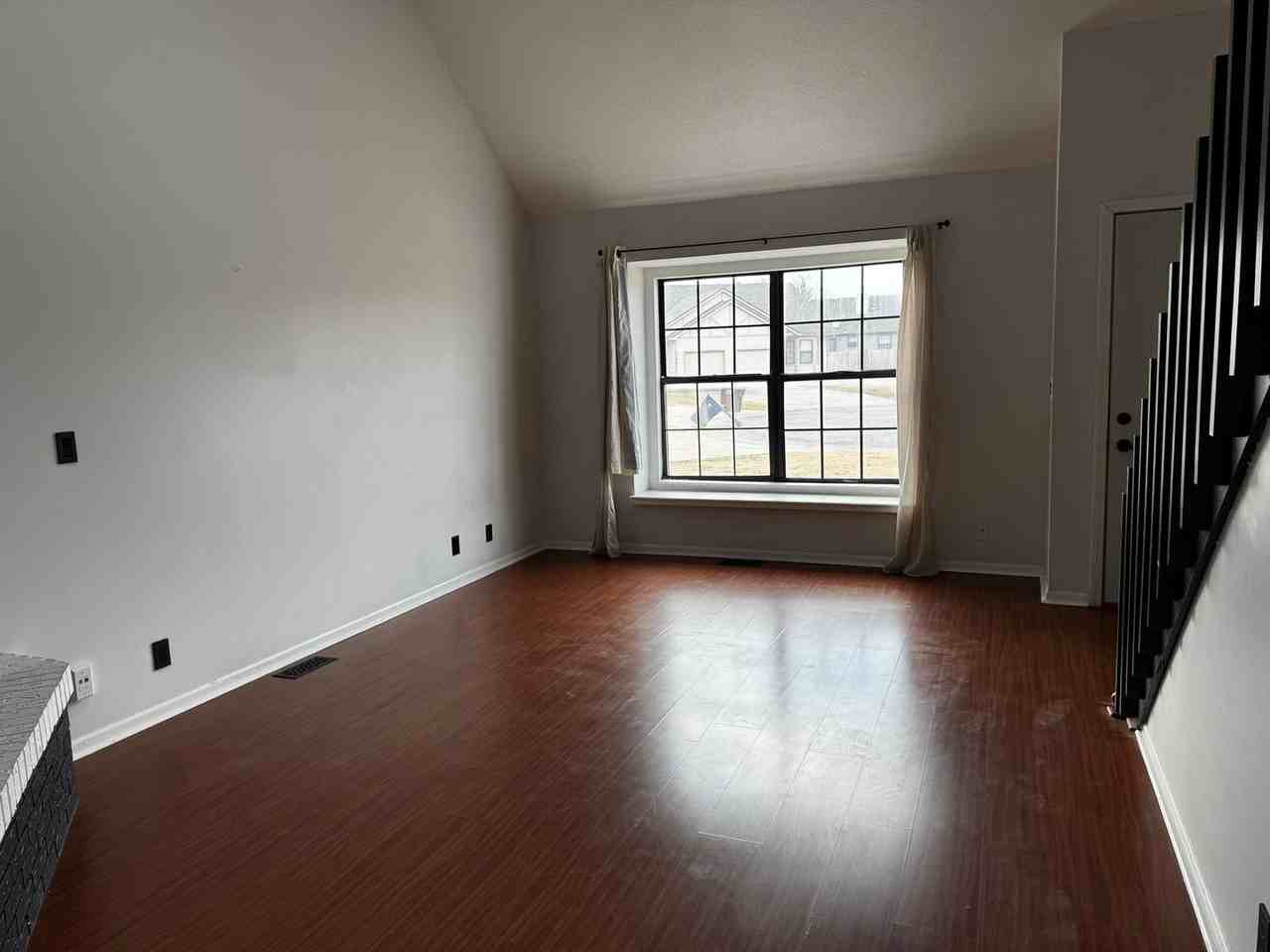 3250 N Longfellow Ct - Photo 2 of 12