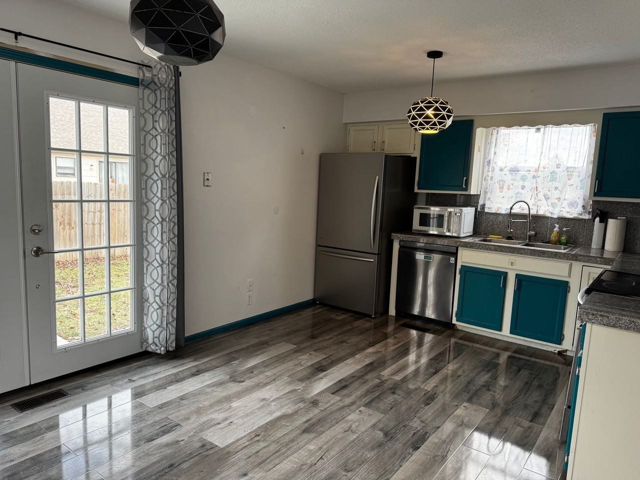 3250 N Longfellow Ct - Photo 3 of 12