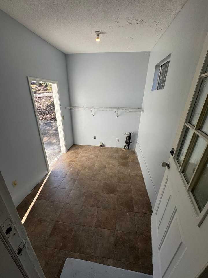 1087 Hickory Ave - Photo 5 of 16