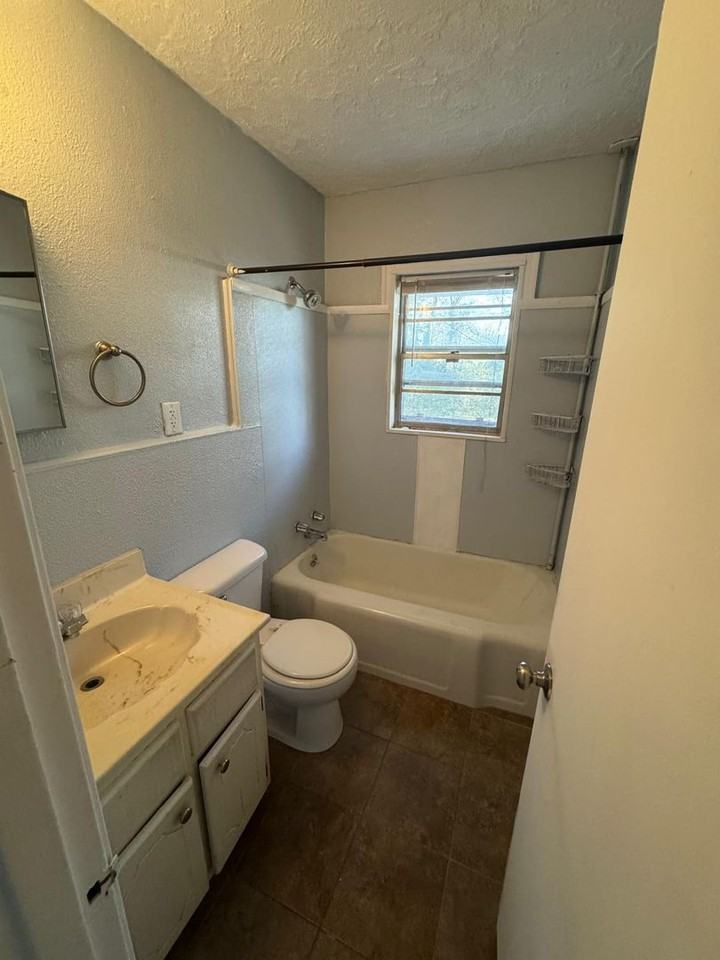 1087 Hickory Ave - Photo 7 of 16