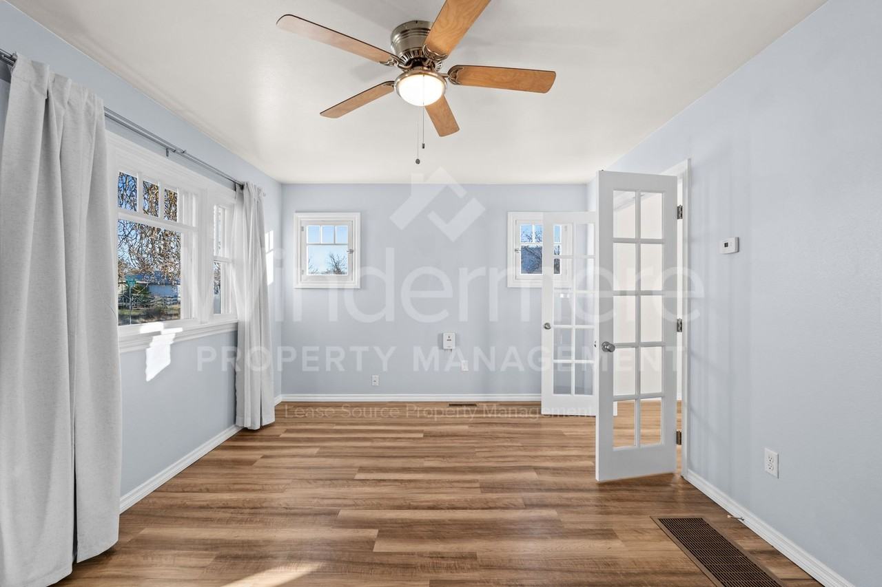 1128 E Glass Ave - Photo 3 of 33