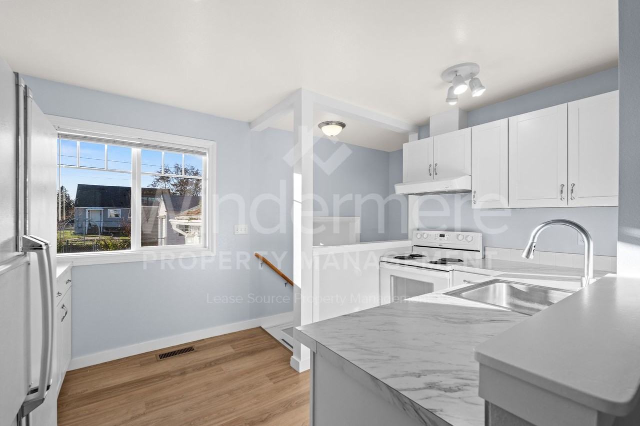 1128 E Glass Ave - Photo 4 of 33