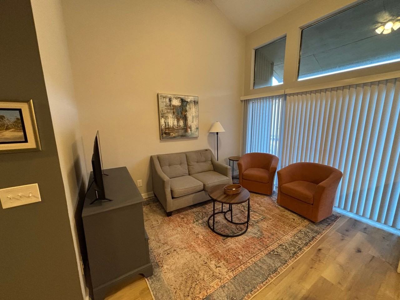 1007 Stonegate Dr - Photo 3 of 9