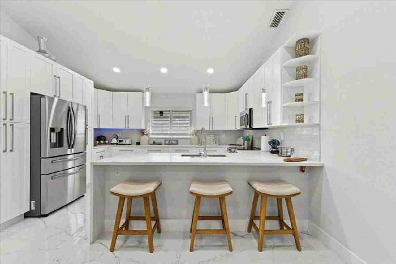 5136 Beechwood Rd - Photo 3 of 15