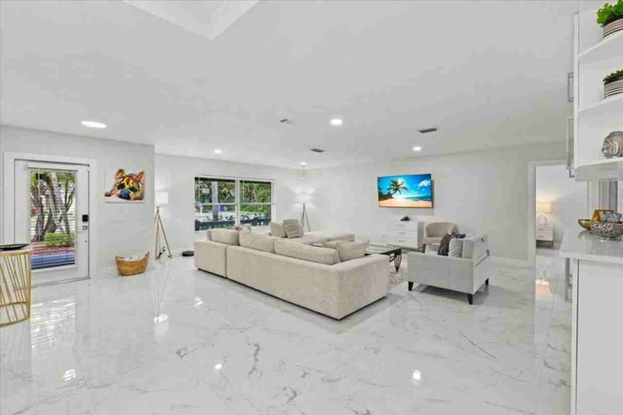 5136 Beechwood Rd - Photo 4 of 15